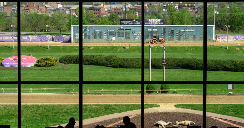In a Quiet Corner of America, Greyhound Racing Hangs On. For Now.
