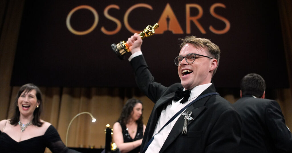 Airline Loses, Then Finds, Oscar a Filmmaker Was Forced to Check