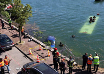 Very Dramatique! 4 Are Rescued After Trainee Driver Plunges Bus Into Seine