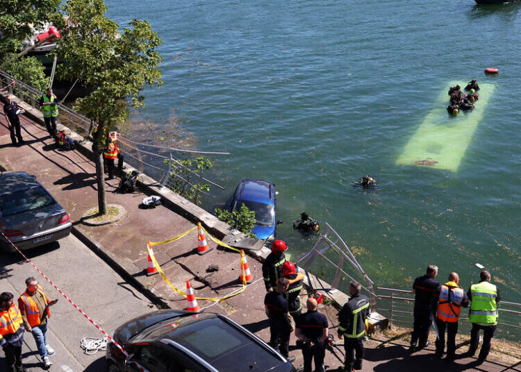 Very Dramatique! 4 Are Rescued After Trainee Driver Plunges Bus Into Seine