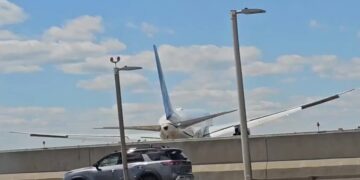 Tractor-Trailer and Light Post Damaged as Plane Lands at Newark Airport