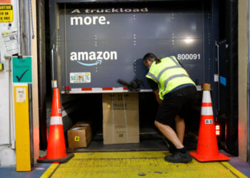 Amazon Expands Logistics Arm to Outside Companies