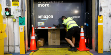 Amazon Expands Logistics Arm to Outside Companies