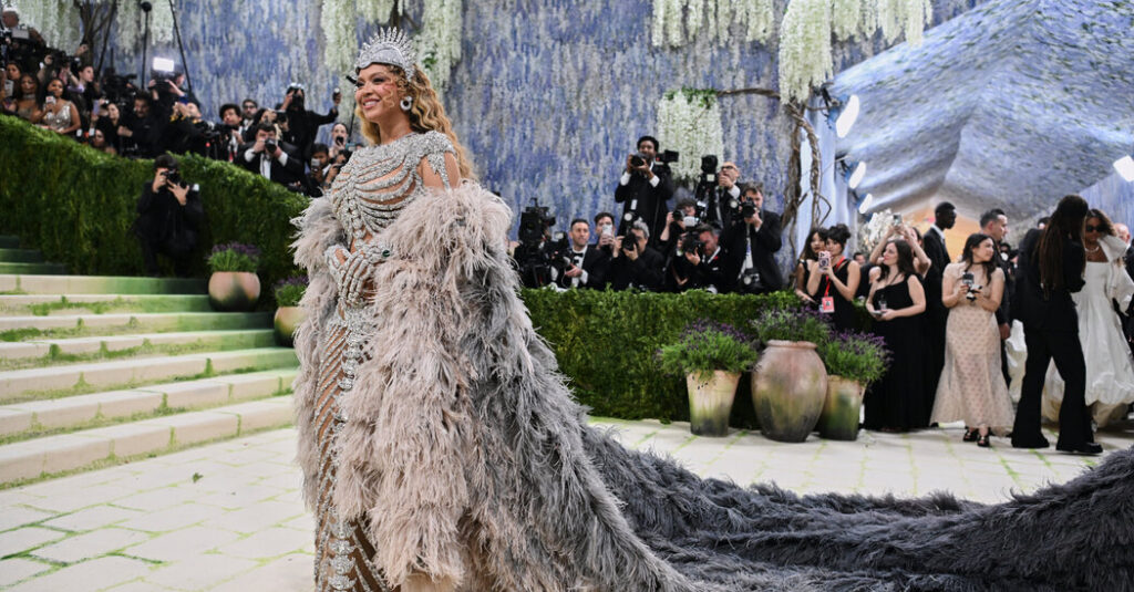 Beyoncé, Blue Ivy and Jay-Z Arrive at the Met Gala