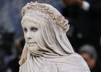 Heidi Klum Turned to Stone for Her Met Gala Look