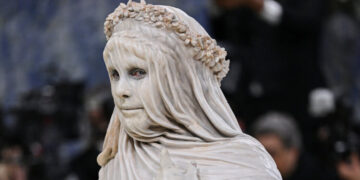Heidi Klum Turned to Stone for Her Met Gala Look