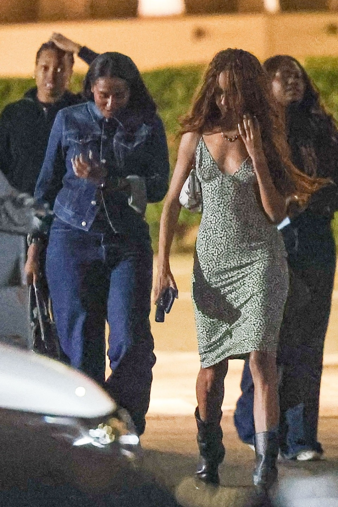 Malia Obama and Sasha Obama walking after a dinner in Beverly Hills.