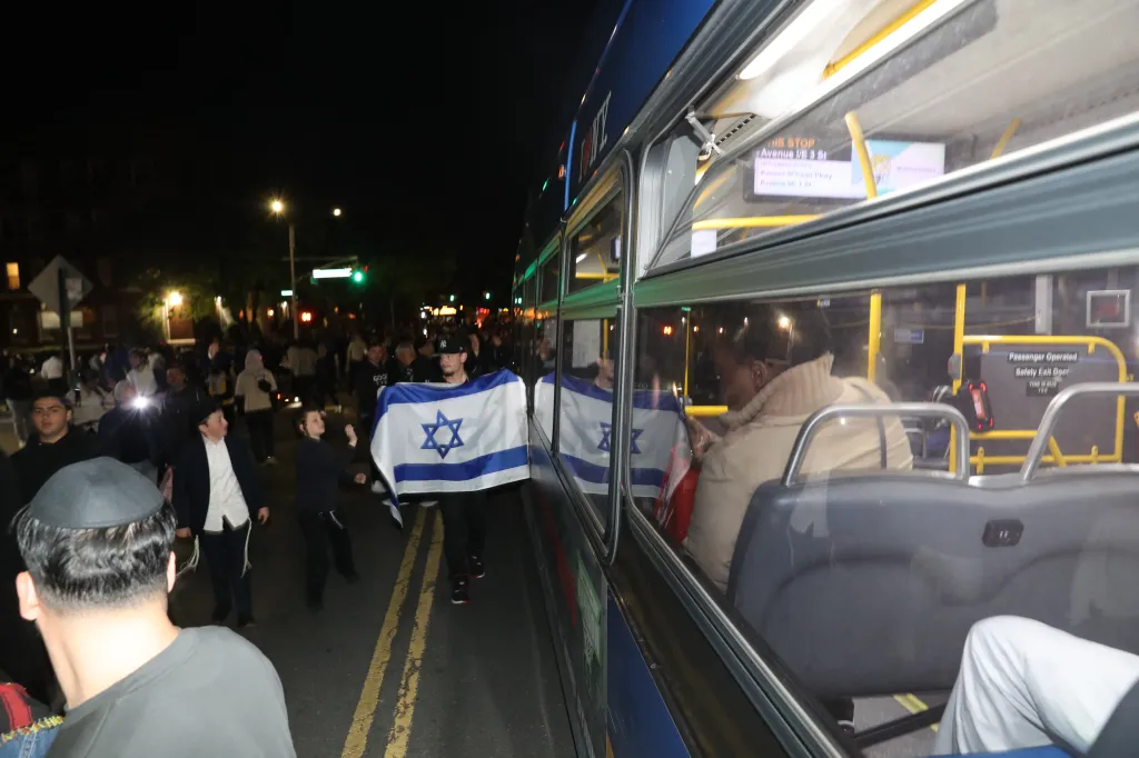 051126Protest15WCL Police and protesters supporting Israel and Palestine clash near Young Israel Synagogue of Midwood during protest of 