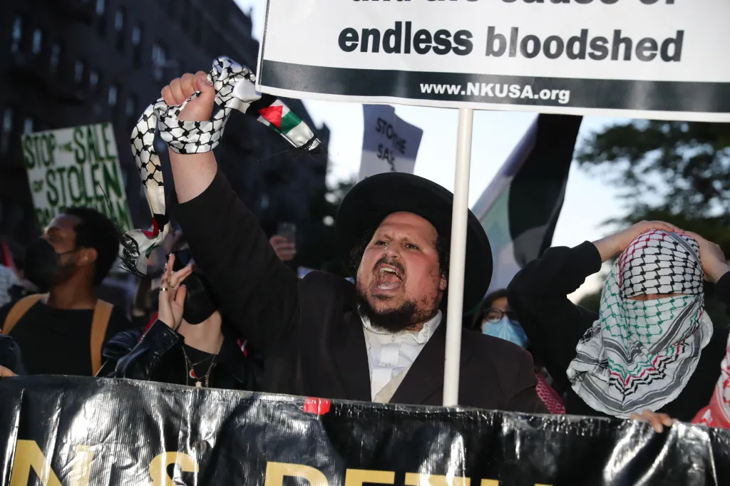 Police and protesters supporting Israel and Palestine clash near Young Israel Synagogue of Midwood during protest of 