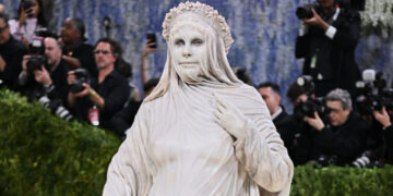 How Heidi Klum Turned Into a Statue for the Met Gala