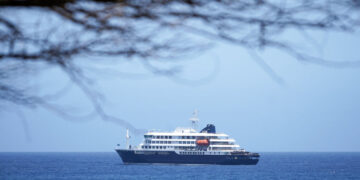 Cruise Ship Struck by Hantavirus Remains at Sea