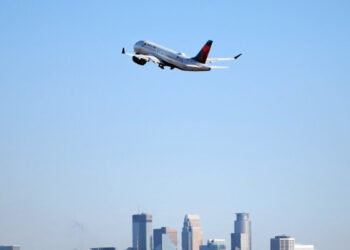Delta Will Stop Serving Snacks and Drinks on Short Flights
