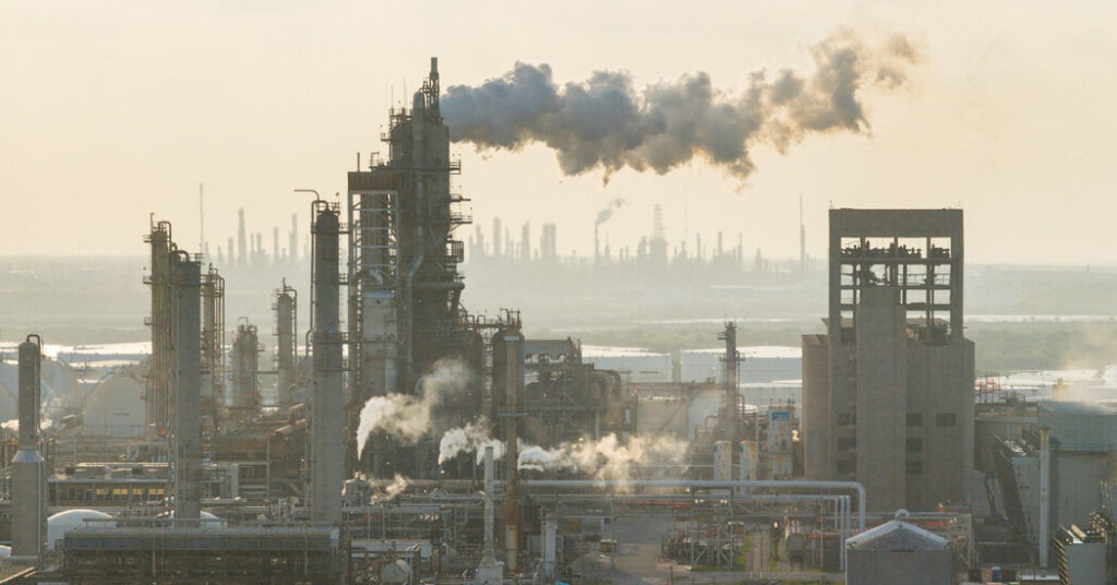 Oil Tumbles as Investors Grow Hopeful Turmoil in Gulf May Be Easing