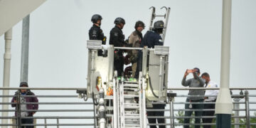 Protester Who Spent 6 Days Perched Atop Bridge in Washington Comes Down