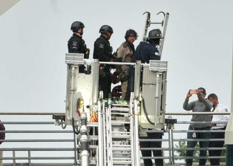 Protester Who Spent 6 Days Perched Atop Bridge in Washington Comes Down