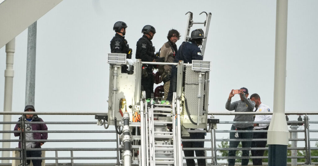 Protester Who Spent 6 Days Perched Atop Bridge in Washington Comes Down