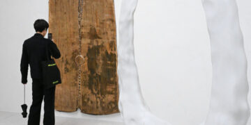 An American Artist Plops His Sculptures on a World Stage