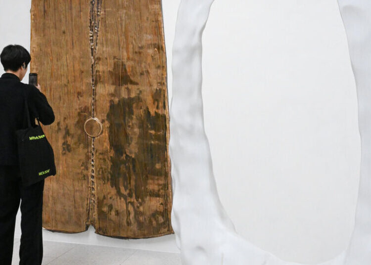 An American Artist Plops His Sculptures on a World Stage
