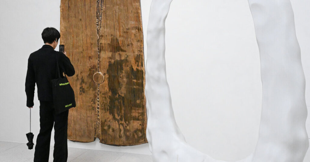 An American Artist Plops His Sculptures on a World Stage