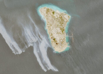 A Large Oil Slick Is Detected Off a Key Iranian Oil Depot