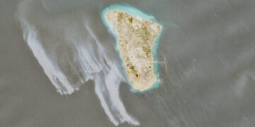 A Large Oil Slick Is Detected Off a Key Iranian Oil Depot