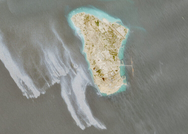 A Large Oil Slick Is Detected Off a Key Iranian Oil Depot