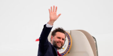 What Our Reporter Saw in Iowa During Vance’s Splashy, 2028-Coded Trip
