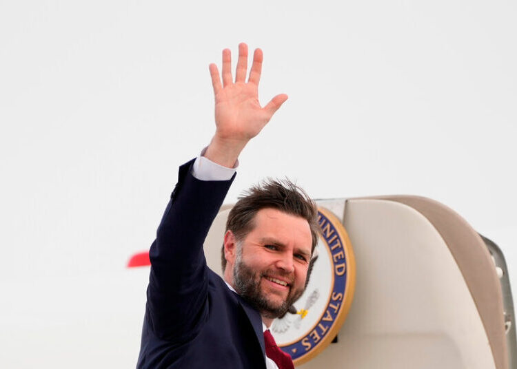 What Our Reporter Saw in Iowa During Vance’s Splashy, 2028-Coded Trip