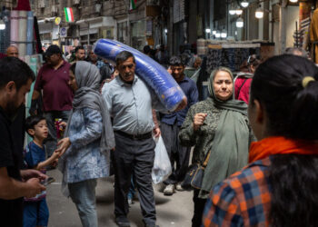 Mass Layoffs in Iran as Businesses Buckle Under Wartime Pressures