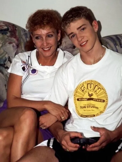 Justin Timberlake posing with his mother, Lynn Harless.