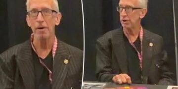 Andy Dick spotted signing autographs in rare public appearance 5 months after near-fatal overdose