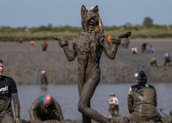 Photos of the Week: Screeching Championship, Direct Democracy, Victory Plunge