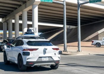 Man Says His Waymo Ditched Him at the Airport Before He Could Get His Luggage Out of the Trunk, Refused to Return