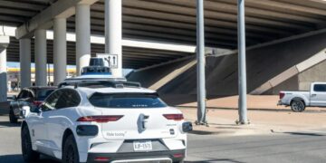 Man Says His Waymo Ditched Him at the Airport Before He Could Get His Luggage Out of the Trunk, Refused to Return