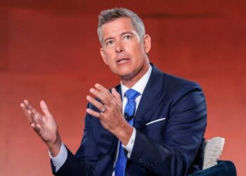 Trump official claims US has ‘safest skies’ – as Fox airs split screen of near crash