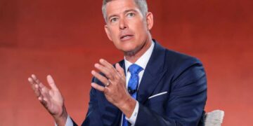 Trump official claims US has ‘safest skies’ – as Fox airs split screen of near crash