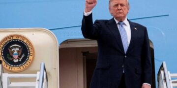 Trump makes wild brag on plane from China — and is openly doubted on CNN