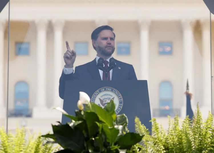 ‘Almost feel sorry for him’: Onlookers cringe at JD Vance’s ‘please clap’ moment