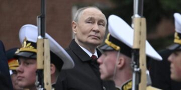 Former top Russian official admits the country is over Putin and can ‘imagine a future without him’ — even elites bail as Kremlin seizes their assets 