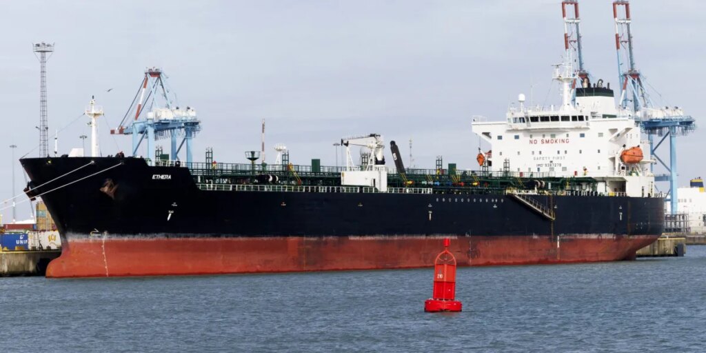 U.S. allows Russia oil sales waiver to expire despite tight market