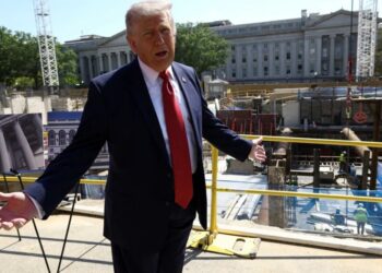 Trump takes shots at GOP senator while dumping him for controversial MAGA wildcard