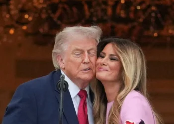 ‘Whoa!’ Trump’s ‘awkward fail’ with Melania catches analyst’s eye