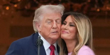 ‘Whoa!’ Trump’s ‘awkward fail’ with Melania catches analyst’s eye