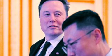 Elon Musk’s Ex Says He Bragged About 10,000 Lasers in Orbit That Are “Not a Piece They’ll See on the Chess Board”