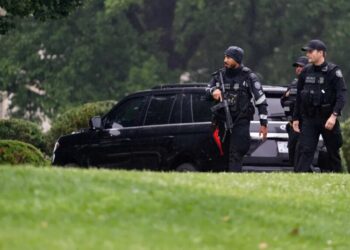 White House shooter dead, bystander shot