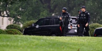 White House shooter dead, bystander shot