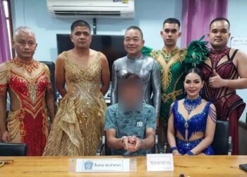 Male cops cross-dress as sexy dancers to catch suspect, post hilarious pic: ‘21 Jump Street at play’