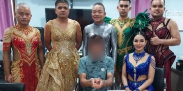 Male cops cross-dress as sexy dancers to catch suspect, post hilarious pic: ‘21 Jump Street at play’