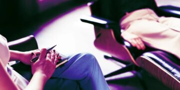Woman Alarmed When Her Trusted Therapist Starts Recording Her With AI