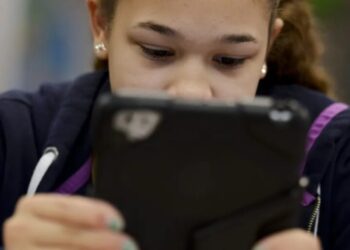 Stop blaming immigration for low U.S. reading scores, top psychologist says. The problem is actually devices giving easy access to social media